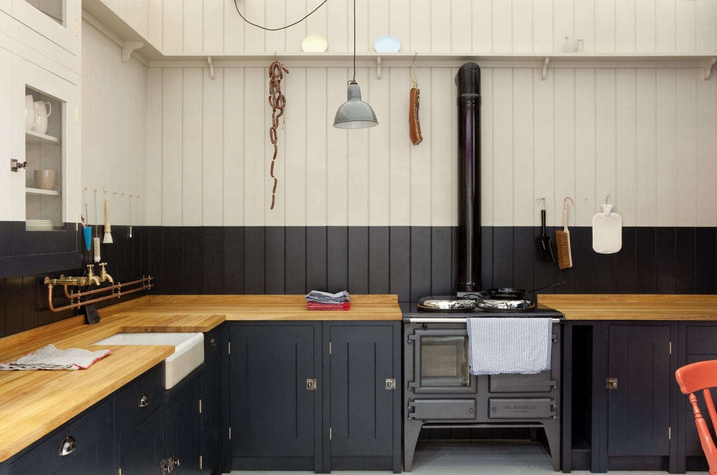 British Standard cupboards are available in Broken White eggshell finish, ready for the customer to paint in any color they wish. In this case, the color of the cabinets extends above the worktop, creating an unexpected and quirky visual datum.