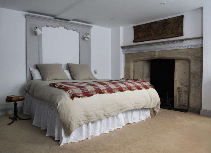 A vintage-style plaid blanket in Berdoulat & Breakfast: A B&B in Bath.