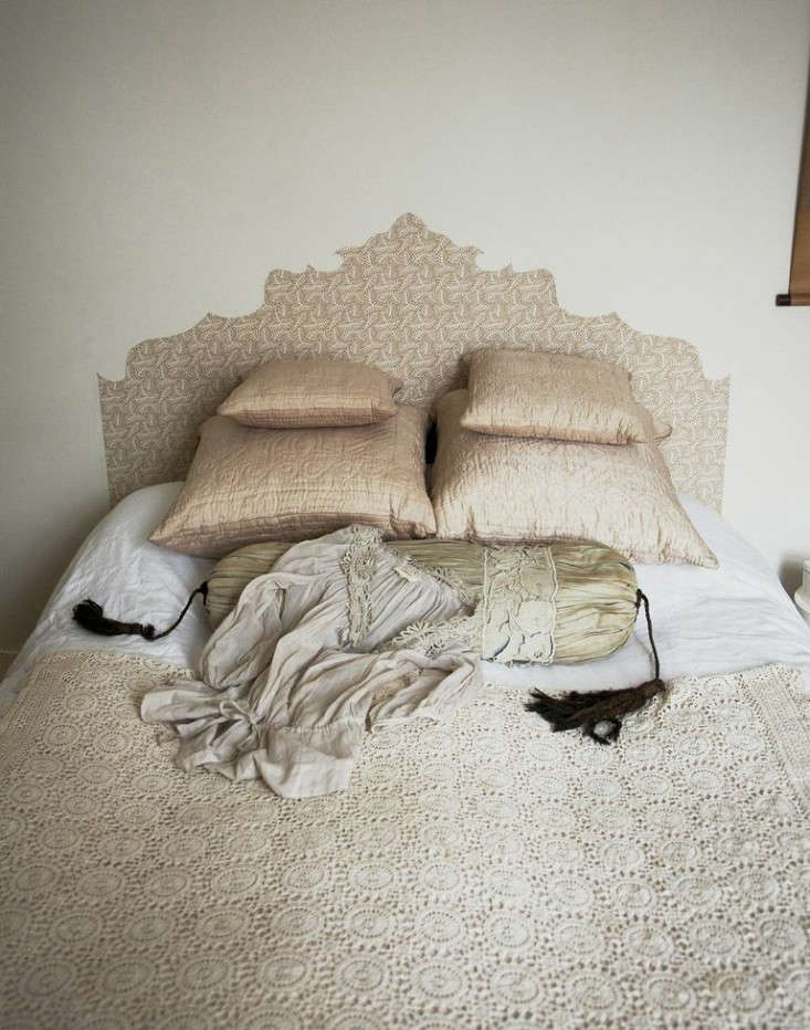 Diy Wallpaper Headboard By Emma Cassi Remodelista Above Cassi S Wallpaper Headboard Adds Another Layer To The Assorted Textures Of Her Bedding I Chose A Neutral With Small Pattern Because Our