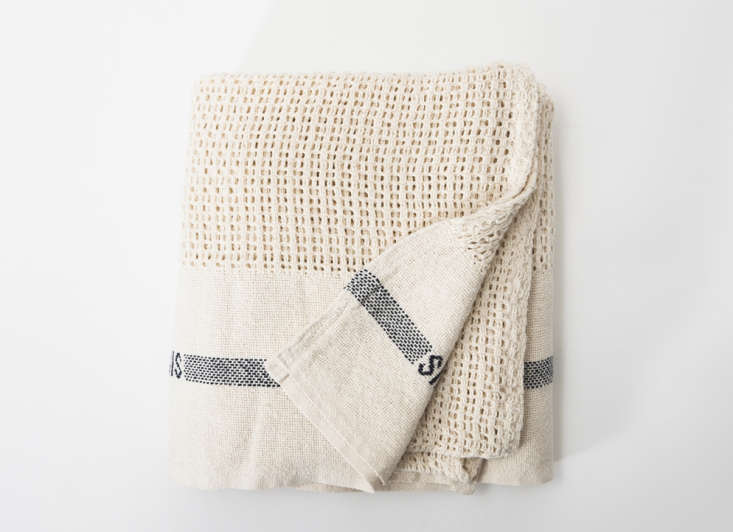 10 Easy Pieces Lightweight Cotton Blankets Remodelista Above Designed By Yumiko Sekine Of Fog Linen In Tokyo And Produced Lithuania The Cotton Blanket Has An Open Weave With A 7 Inch Border
