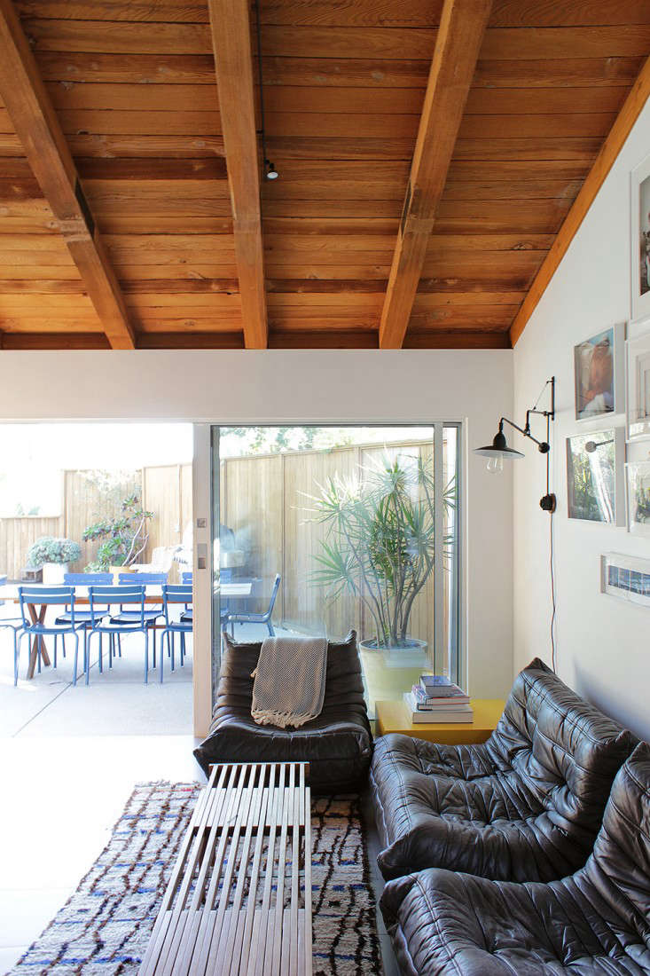The slatted coffee table is a 1950s design by John Keal; see Under the Radar: 6 Great California Midcentury Designers You’ve Never Heard Of.