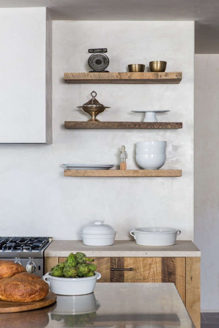 Tadelakt kitchen wall in Leigh Herzig spec house West Hollywood, photo: Laure Joliet