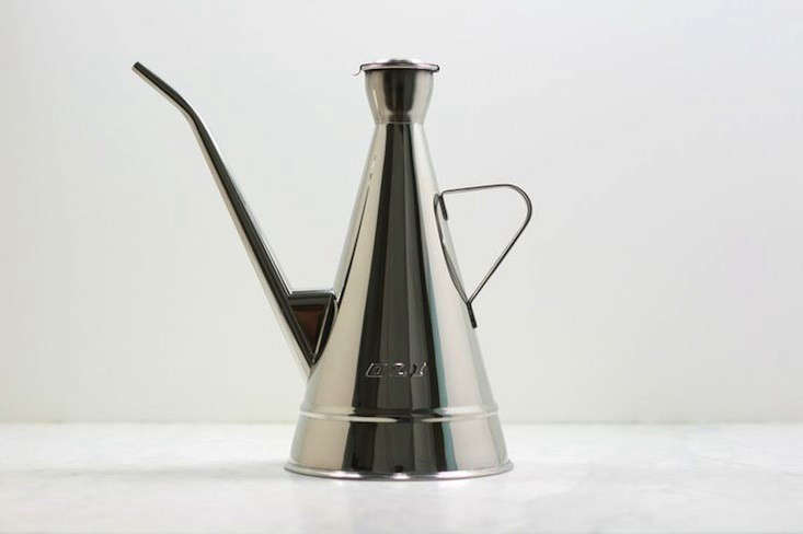 10 Easy Pieces Olive Oil Containers Remodelista Above The Clic Spanish Oil Olive Dispenser Comes In Four Sizes 1 4 Liter Size Starts At 29 95 From La Paella Photograph Via Flotsam Fork Which