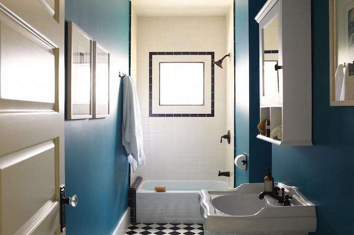 Feeling Blue Baths From The Remodelista Architect Designer Above A Pitch Perfect Combination Of Teal Black And Off White From Simo Design In La For More See The Designers Are Expert Tips