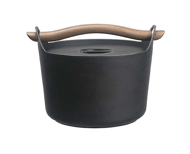 10 Easy Pieces Cast Iron S Remodelista Above Iittala S Sarpaneva 3 Quart Cast Iron Cassrole With Wooden Handle Is As Functional It Appealing Made Of Heavy A White Enamel
