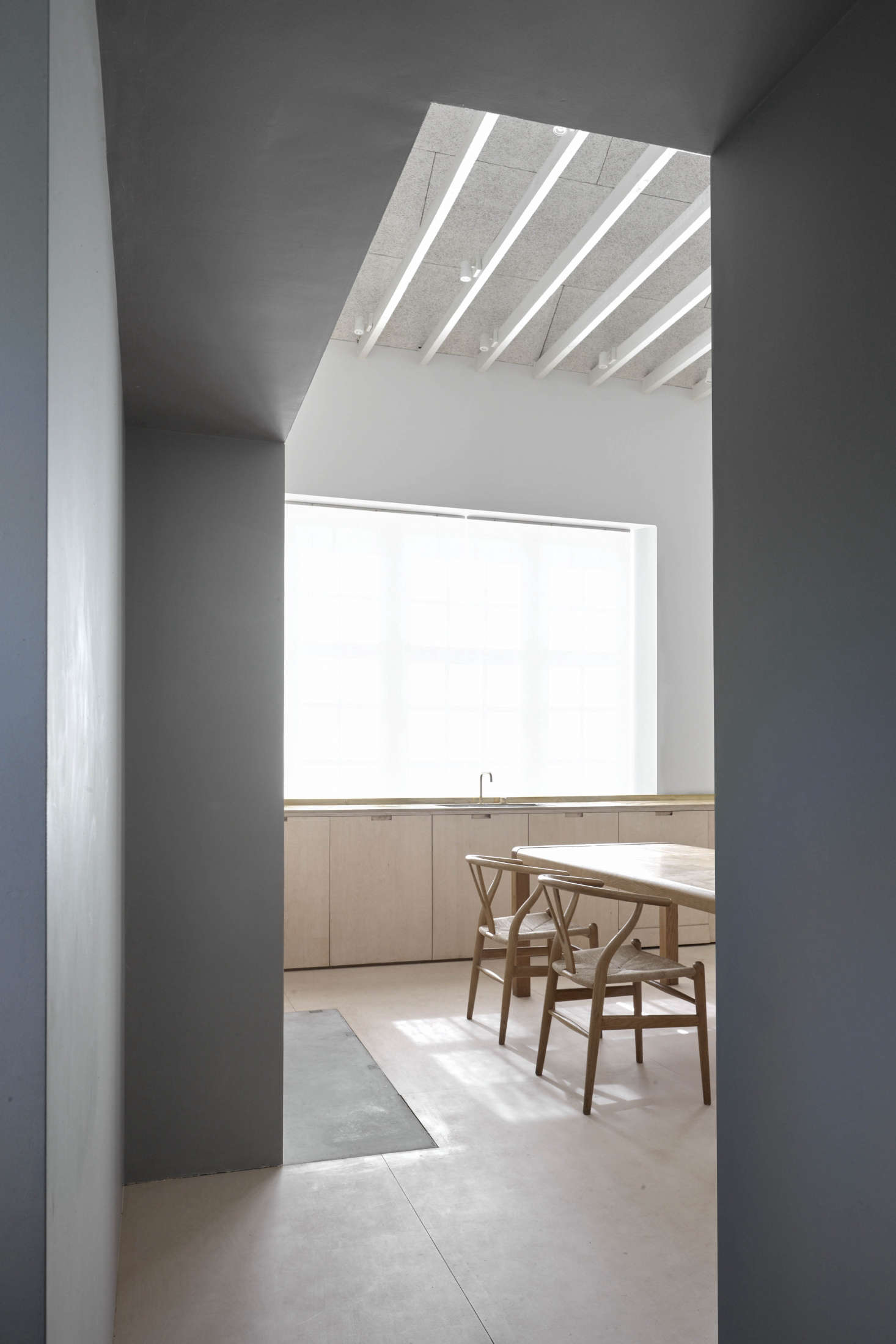 Hans Wegner Wishbone Chairs at the dining table (which isn’t in situ in all the photos).