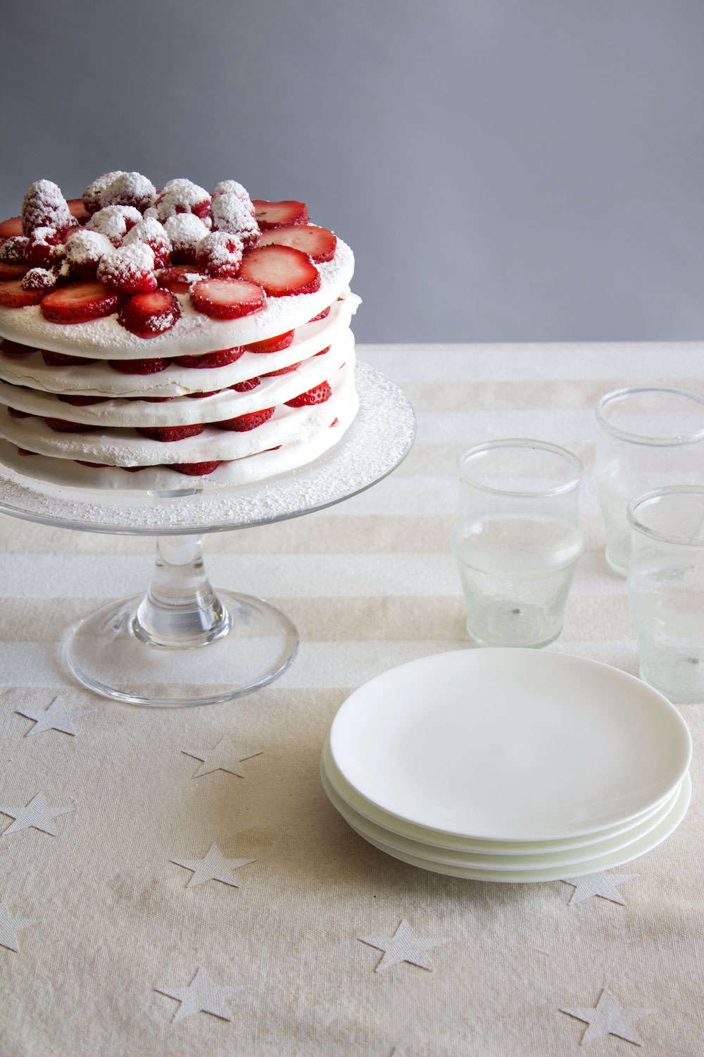 David’s Fourth of July table with a strawberry meringue cake by the Fashion Chef in Brooklyn.