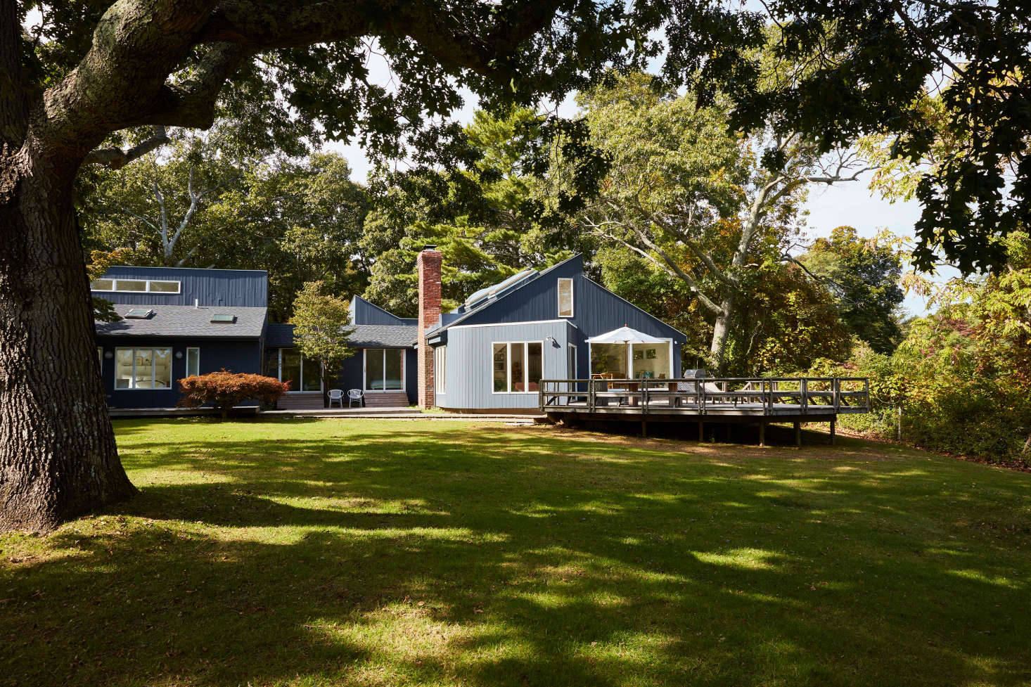 Jones had the bland exterior of the house repainted in Benjamin Moore’s Gravel Gray. “We were looking at Scandinavian modern summer houses, many of which are painted black with contrasting very light/white interior,” Jones says. “Painting the exterior dark has the effect of blending into the landscape and also has a very cozy feel.”
