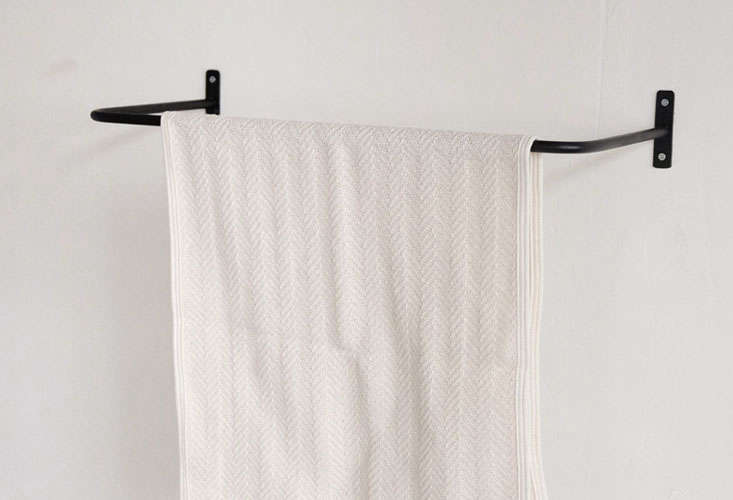 Multipurpose Black Iron Towel Bars From An Remodelista Orne De Feuilles Iron Towel Bar Small 01