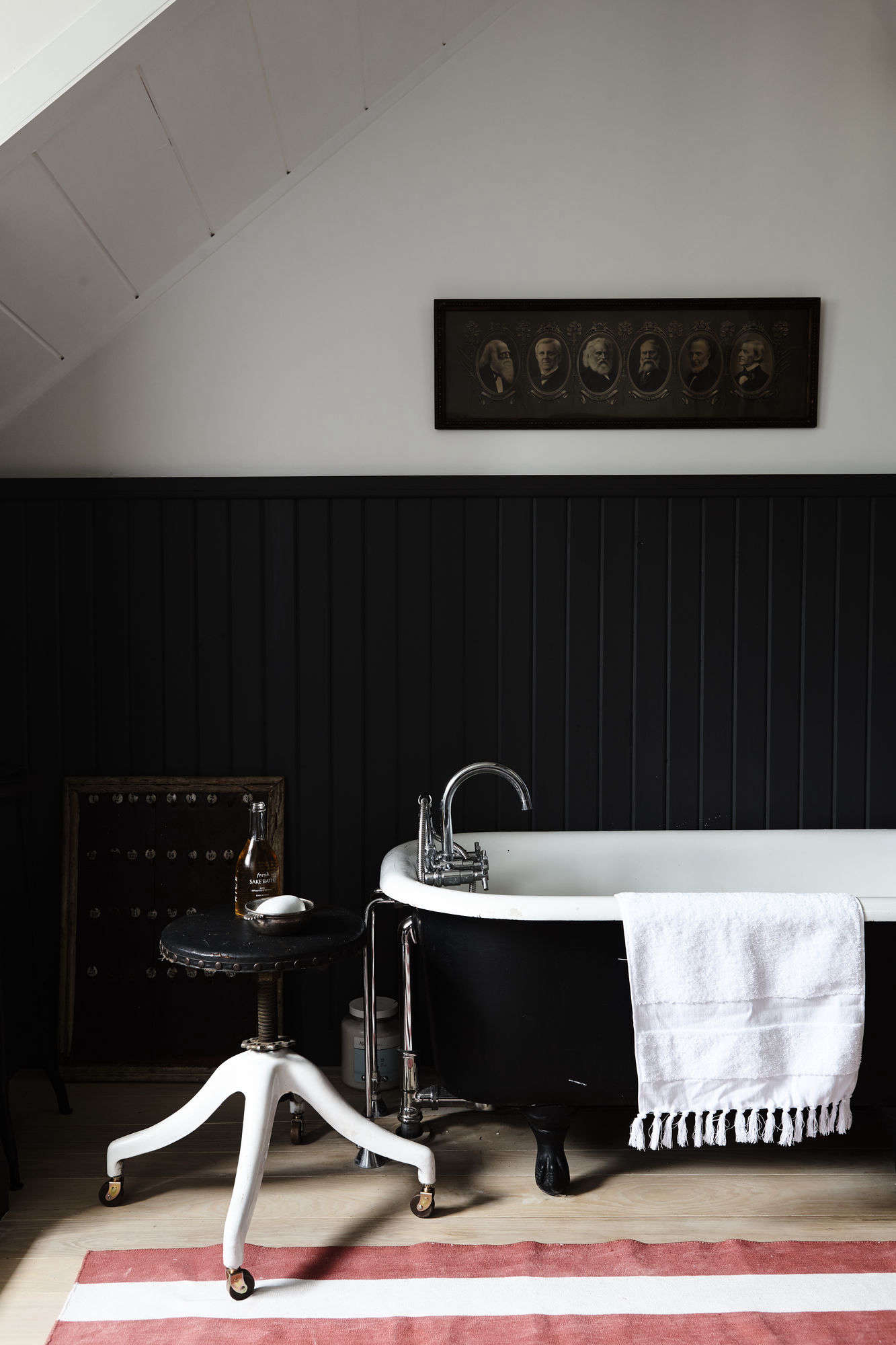 Red and white stripes add drama to a black bath. Photograph courtesy of Nicole Franzen.