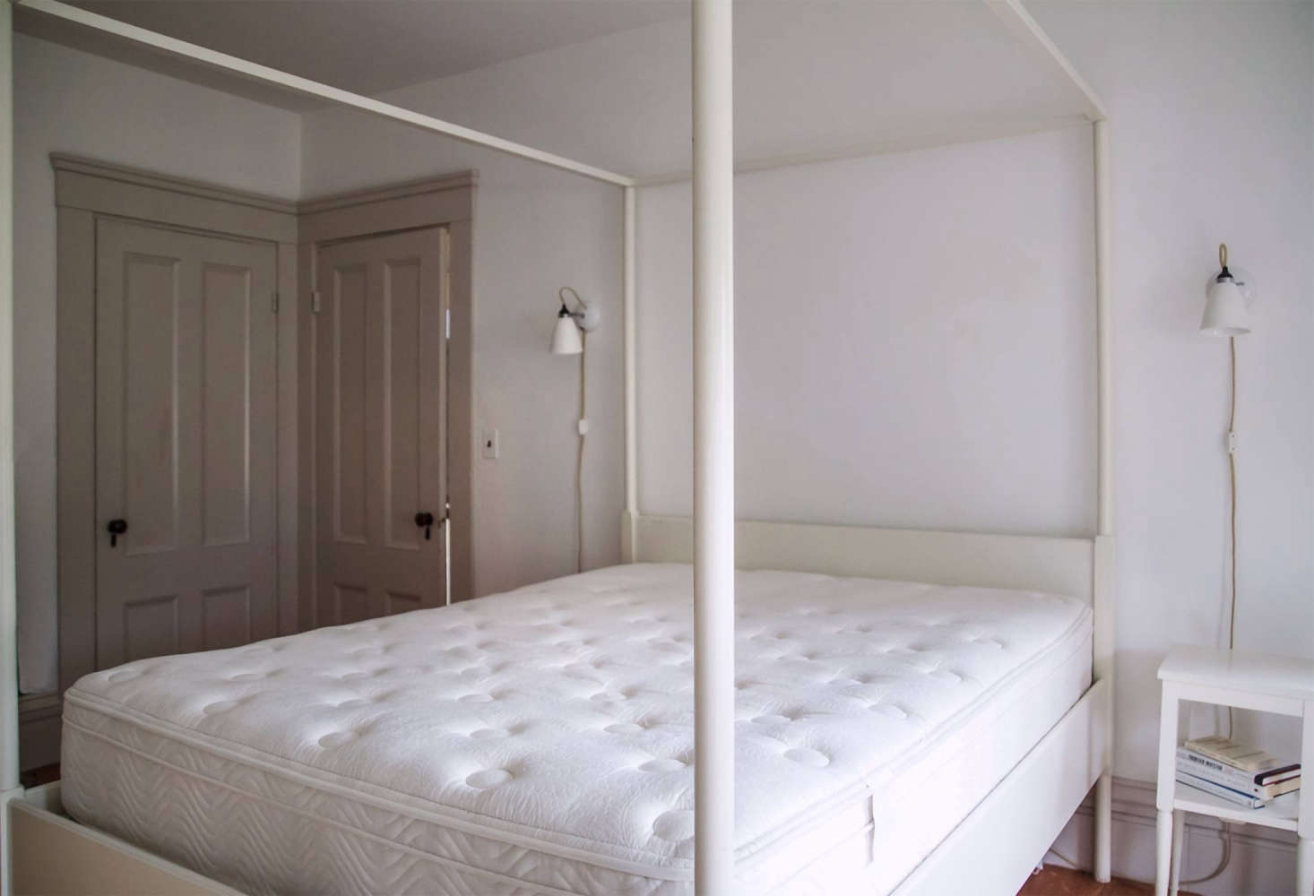 Stripped and exposed; my mattress is ready to be cleaned.