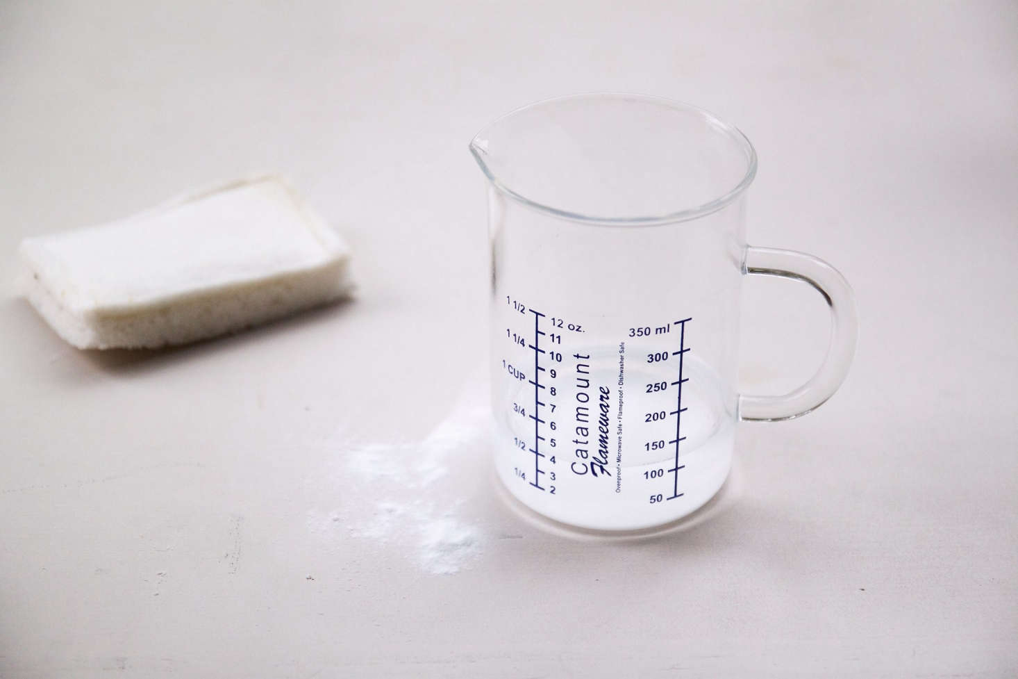Bức ảnh của Justine Hand cho Remodelista, từ Khoa học trong nước: Cách làm sạch nệm.