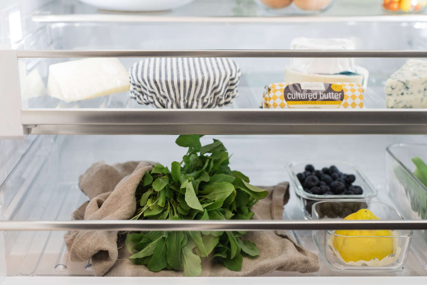 Bosch refrigerators help maintain ideal temperature and humidity levels, prolonging nutrients and flavors. The refrigerator drawers are designed for items that prefer moister conditions, such as fruits and vegetables.