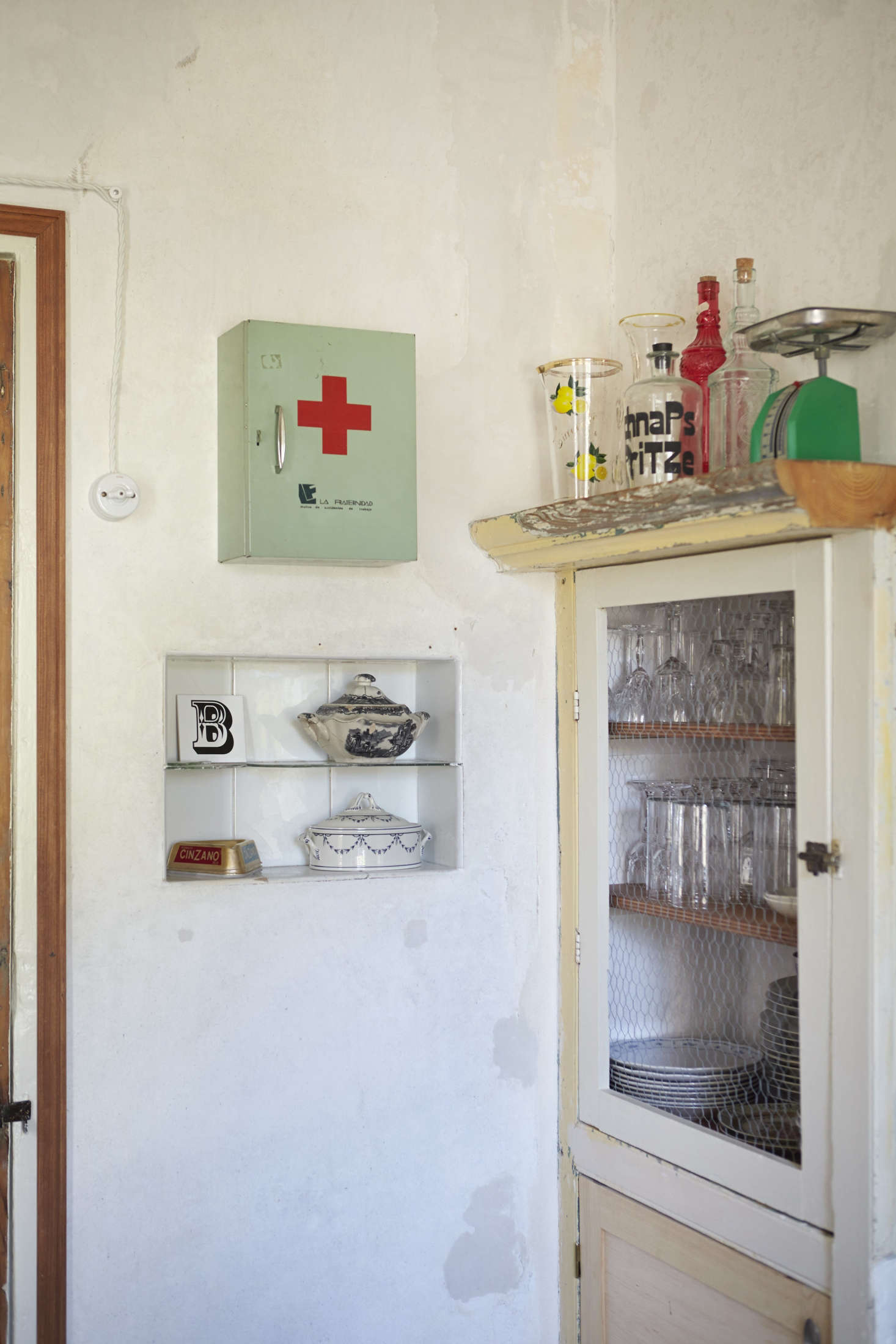 The medicine cabinet—used to hold vitamins and meds—traveled with Benito and Pol to their new house.