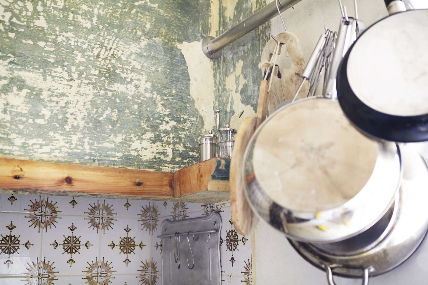 “The kitchen was painted white, but when we started scratching, we found beautiful hidden layers. We loved it and decided to keep it as is,” says Pol.
