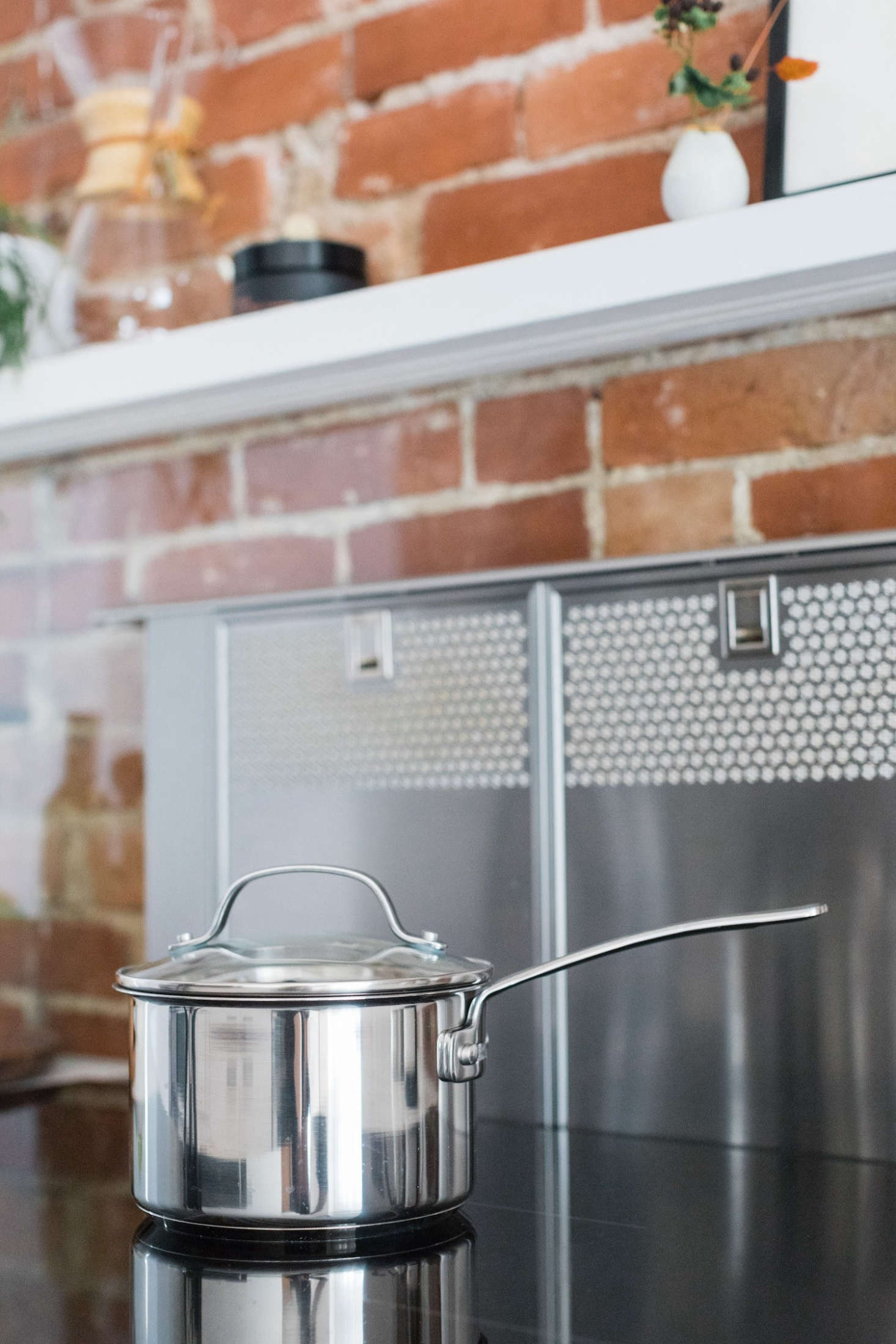 Expert Advice How To Choose The Right Kitchen Liances Part Ii Your Cooktop S Vent Hood Need Not Be Overhead This Bosch Downdraft Retracts Into The Countertop