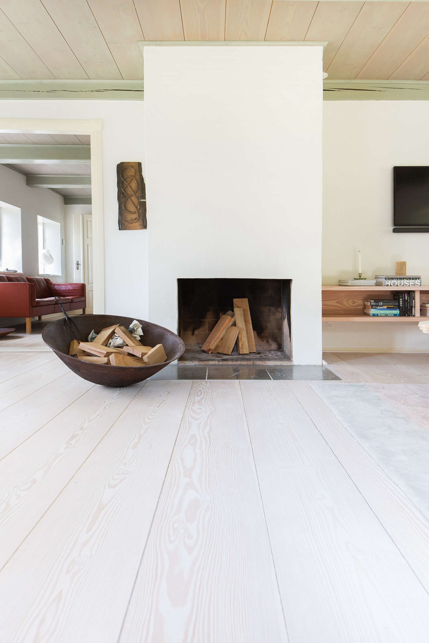 The house is warmed thanks to radiant heating; historically, residents traditionally spent their time in the only heated room in the house (the living room, called the Döns, heated by a freestanding wood stove).