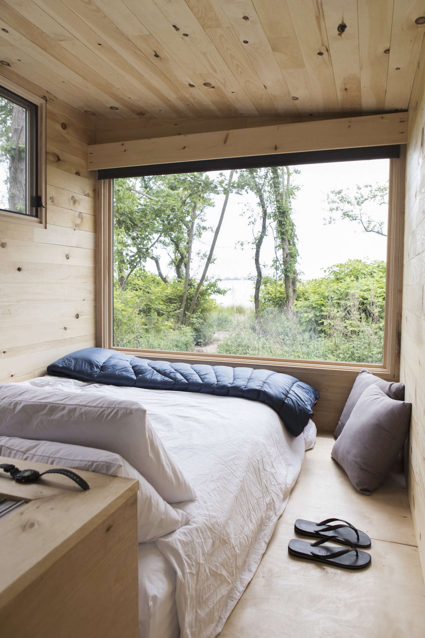 A queen bed in a NYC shoreline pop-up cabin. Photograph by Pine & Palm Journal.