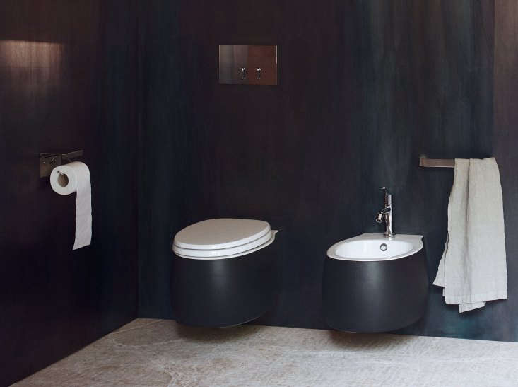 10 Easy Pieces Black Toilets Remodelista 10 Easy Pieces Black Toilets Remodelista