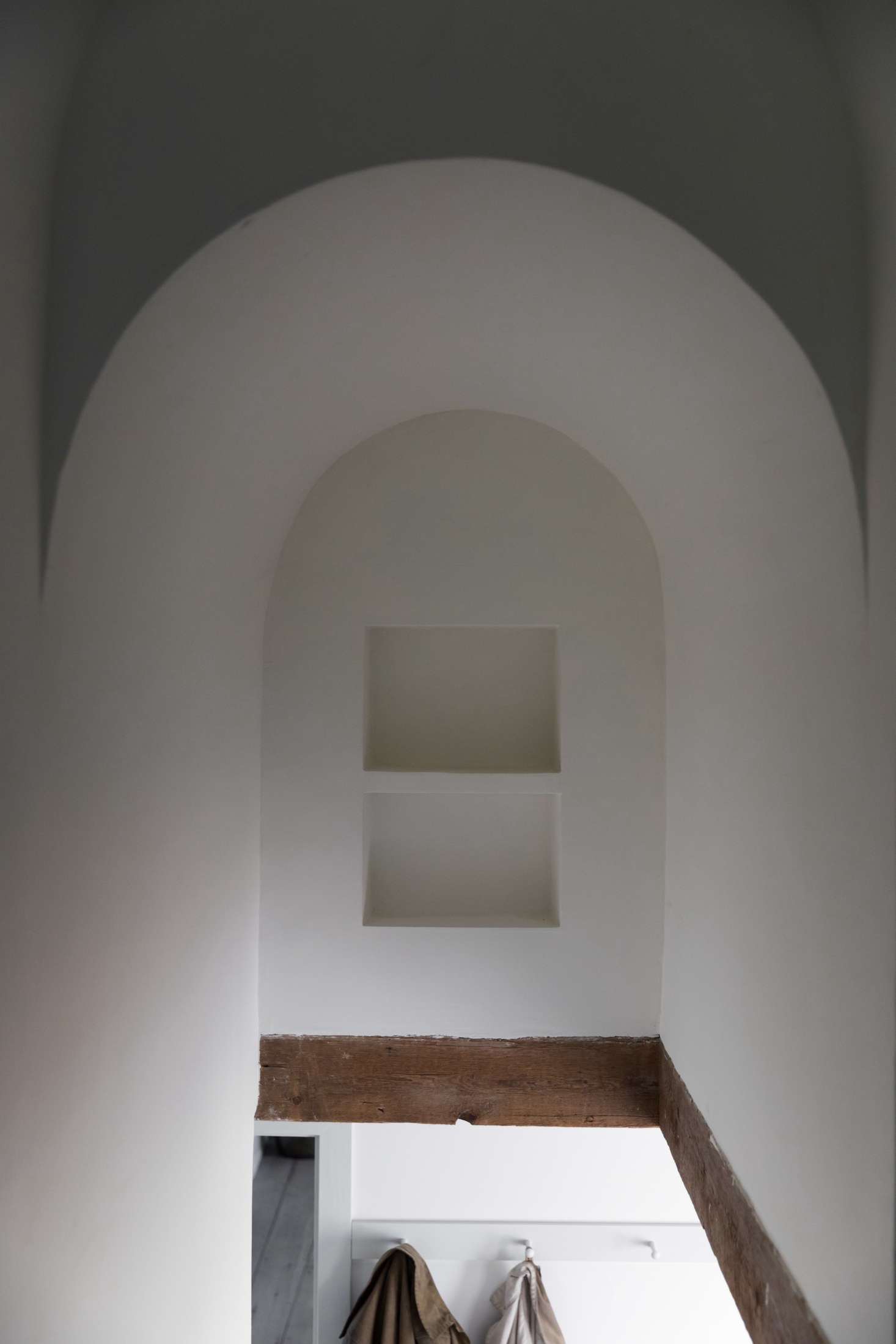Plaster niches are a surprising detail in another stairwell.