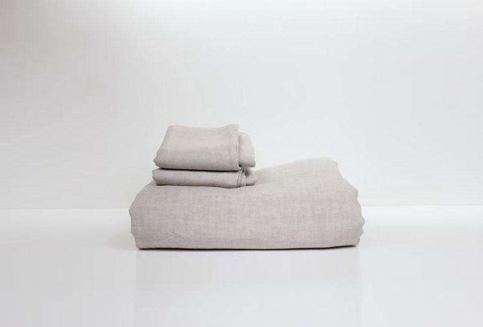Trend Alert 7 Sources For Colorful Washed Linen Sheets Remodelista French Linen Company Lab Boutique Mades Dyed To Order Sheet Sets Match 140