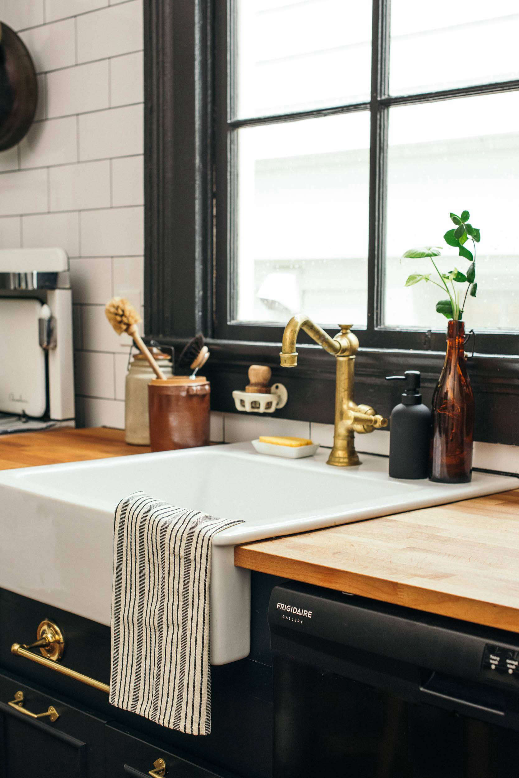 Jacobean Single Handle Kitchen Faucet