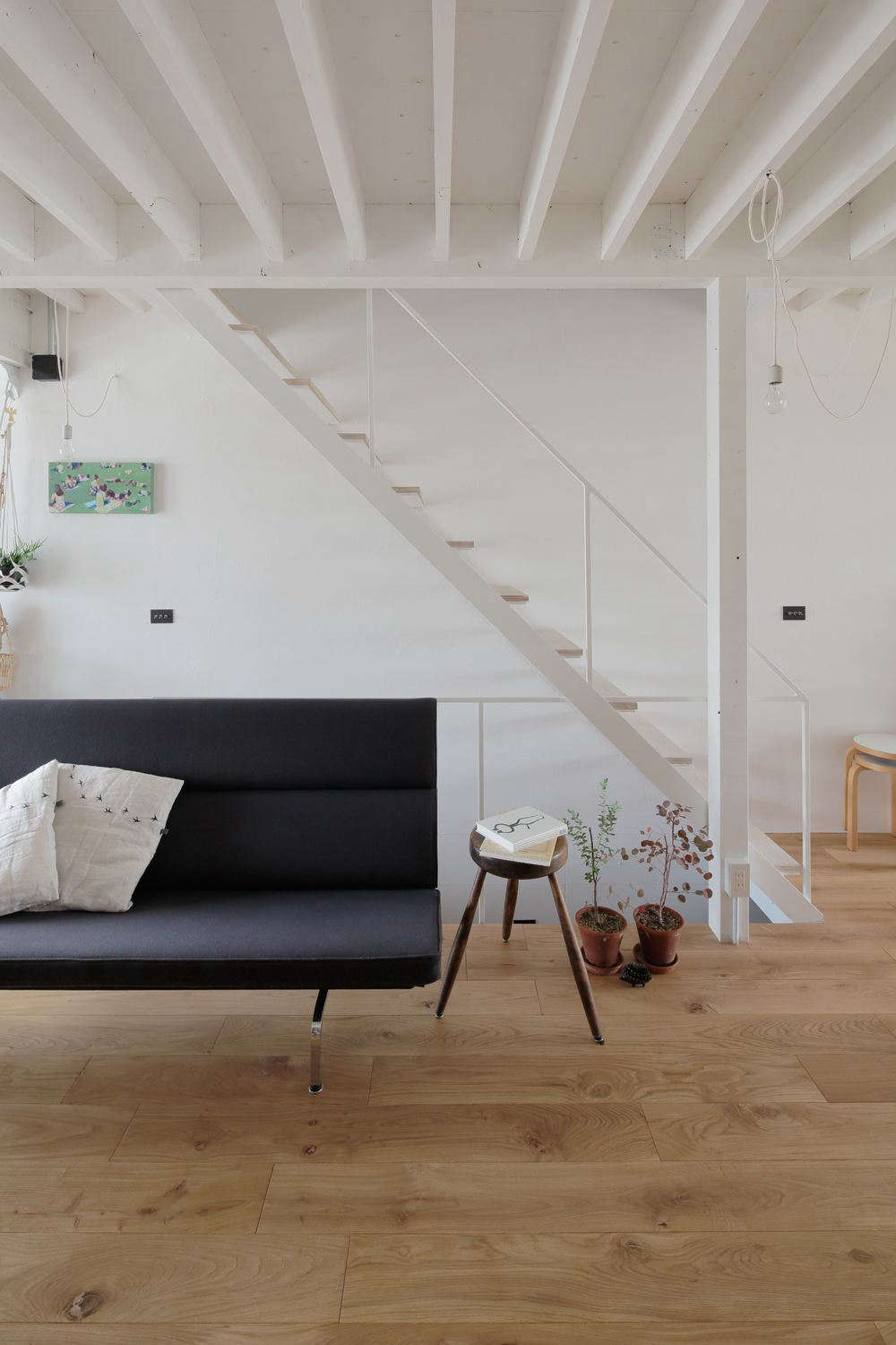 The ceiling beams and wooden stair treads play off each other in a rhythmic pattern. “The owners can see the underlying structure and can customize the house easily,” Hirano says.