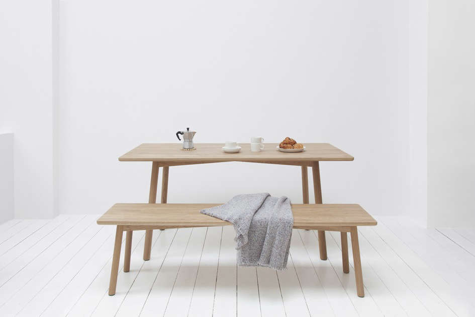 In natural oak, the table and bench take on a refined picnic look.