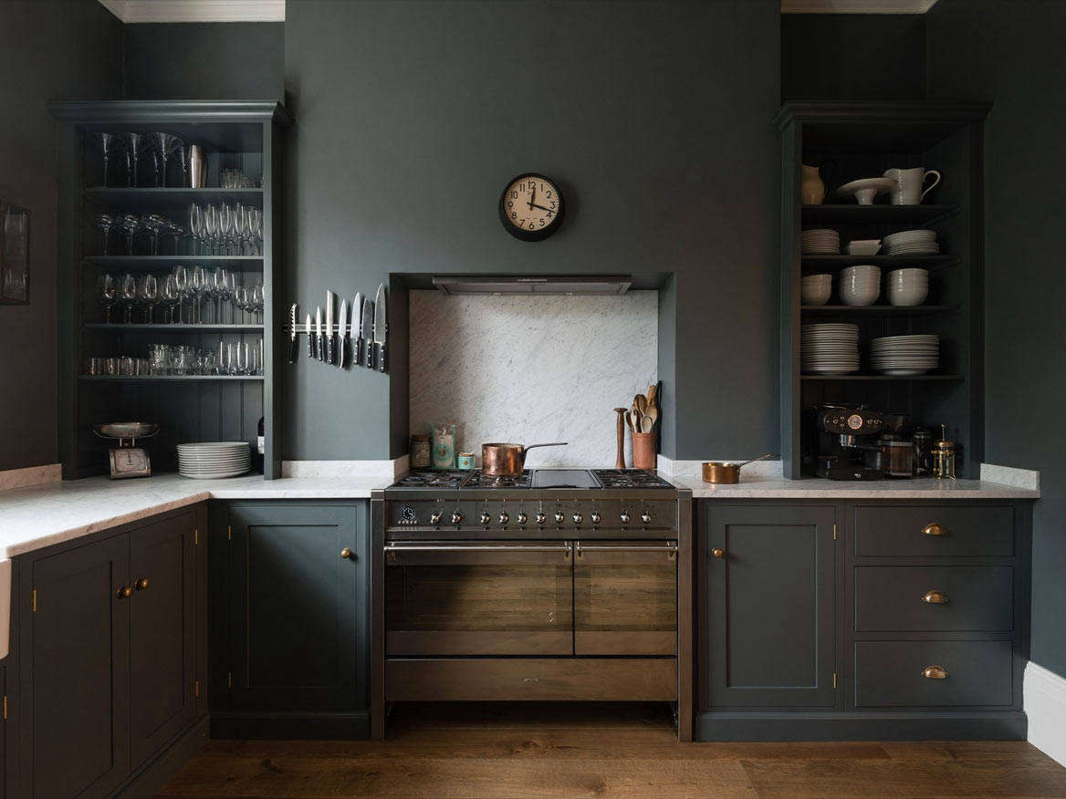 Last April, bespoke cupboard makers Plain English opened up shop in Greenwich Village, NY, and the slightly less pricey company deVol (shown above, the company’s Bloomsburg Dark Shaker Cabinets) is opening a showroom at 28 Bond Street in the NoHo district of Manhattan in early 2019.