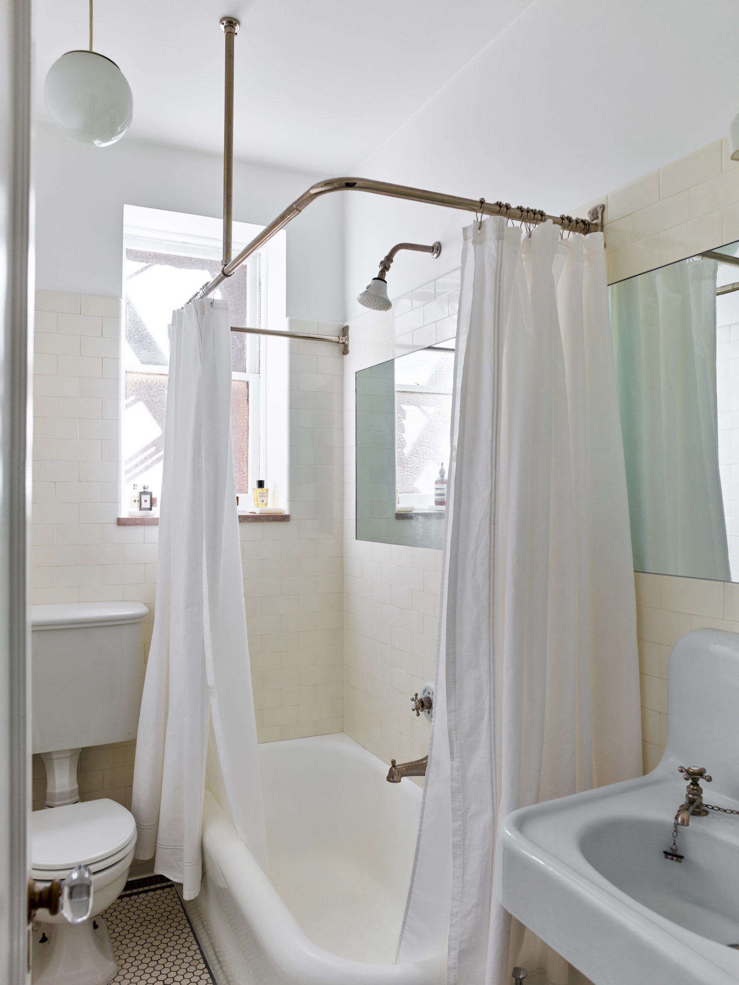 Axe hit eBay and antiques dealers to source the period-appropriate sink, toilet, and bathroom hardware. The only piece in this room that’s original to the apartment is the tub.