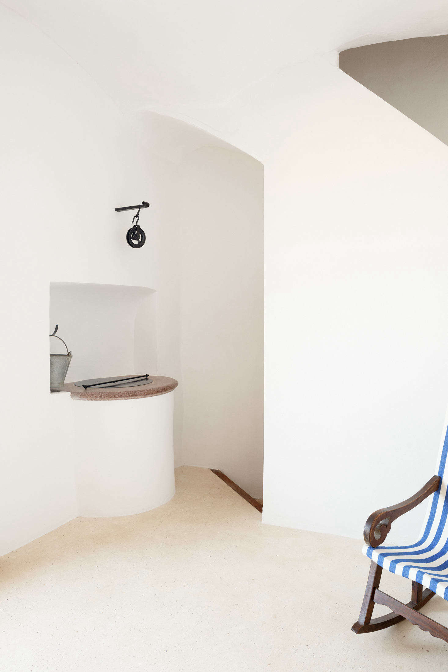 Behind the well, a stairway leads downstairs, to the bath.