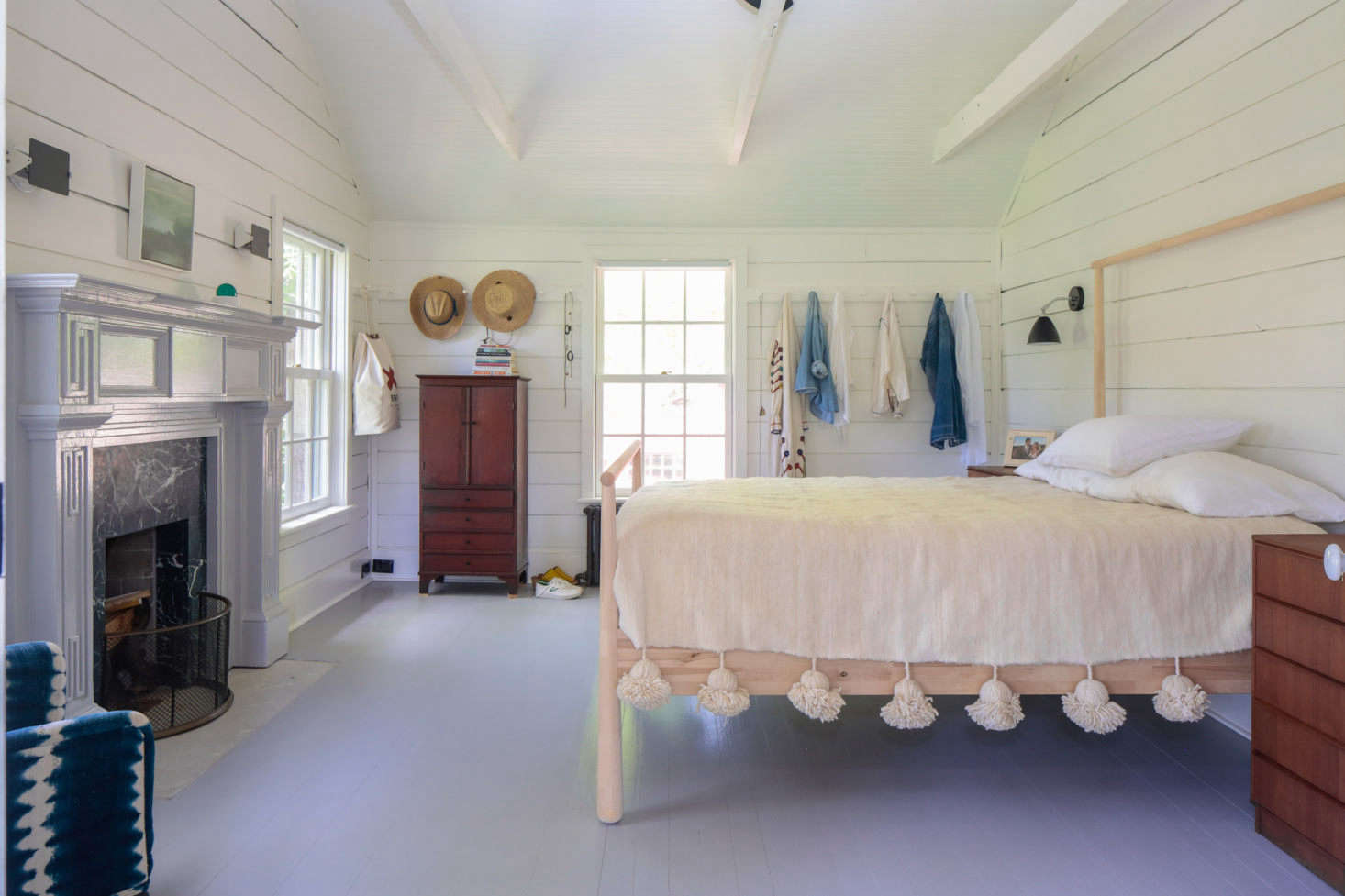 Elizabeth used a Gjöra bed from Ikea in the master bedroom.