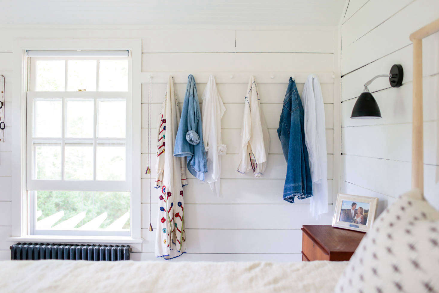 Elizabeth added a row of Shaker peg rails on the far wall of the bedroom (for more, see Christine’s post Remodeling 101: How Shaker Peg Rails Saved My Summer Sanity).