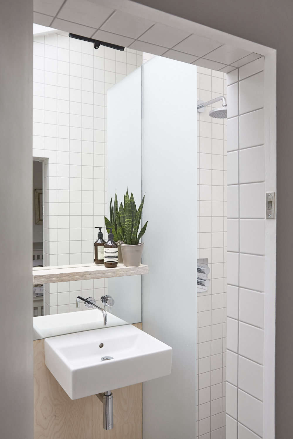 Hutchinson chose to use the same handful of materials throughout, for simplicity