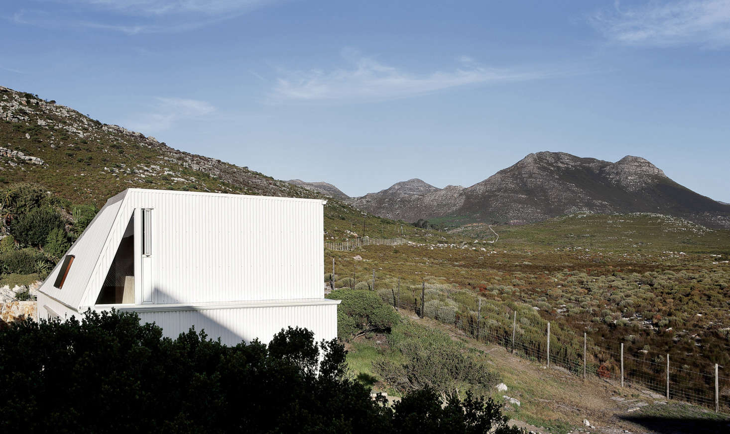 “The house is sited to maximize views of the nature reserve and kept low on the landscape to minimize visual impact,” says Beatty.