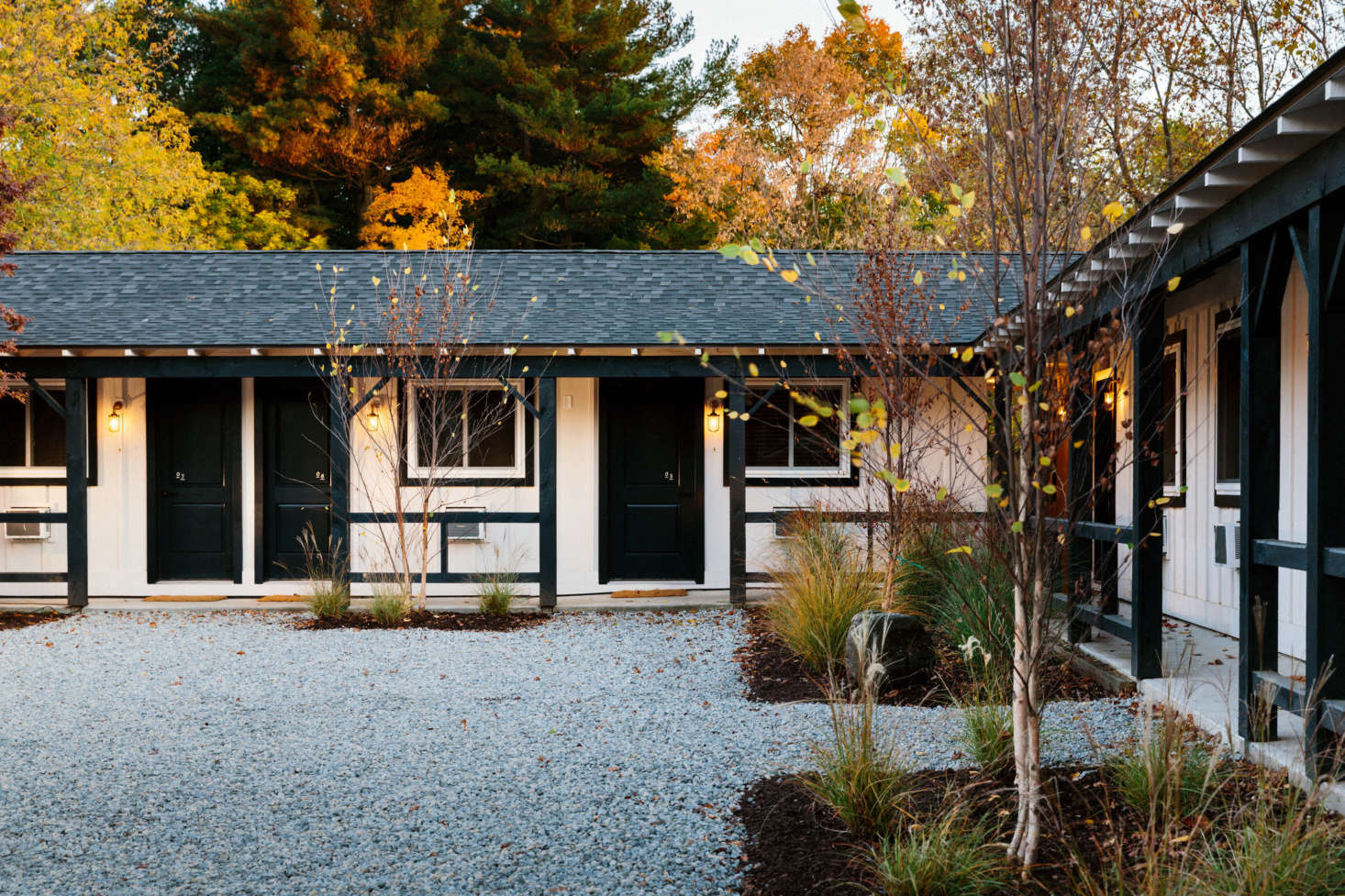 Taking cues from the location on the grounds of Saratoga’s famous race track, Studio Tack (who are also the hotel’s owners) revamped the former motor lodge’s exterior with board and batten cladding, evocative of horse stables. The gravel courtyard that leads to the 12 well-appointed guest rooms was designed by landscape firm New Dimensions.