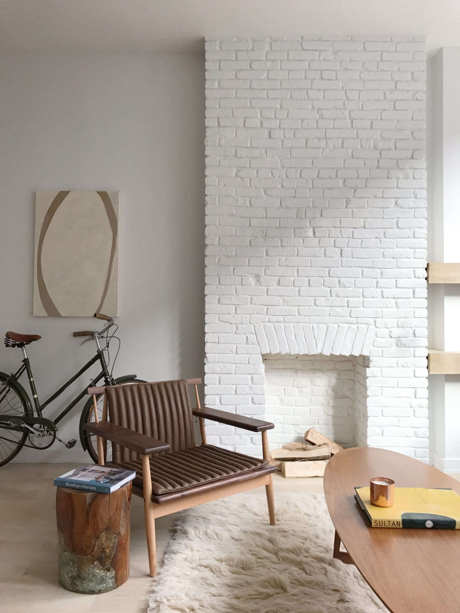 Whitewashed simplicity courtesy of Benjamin Moore’s Decorator’s White in another Williamsburg condo.