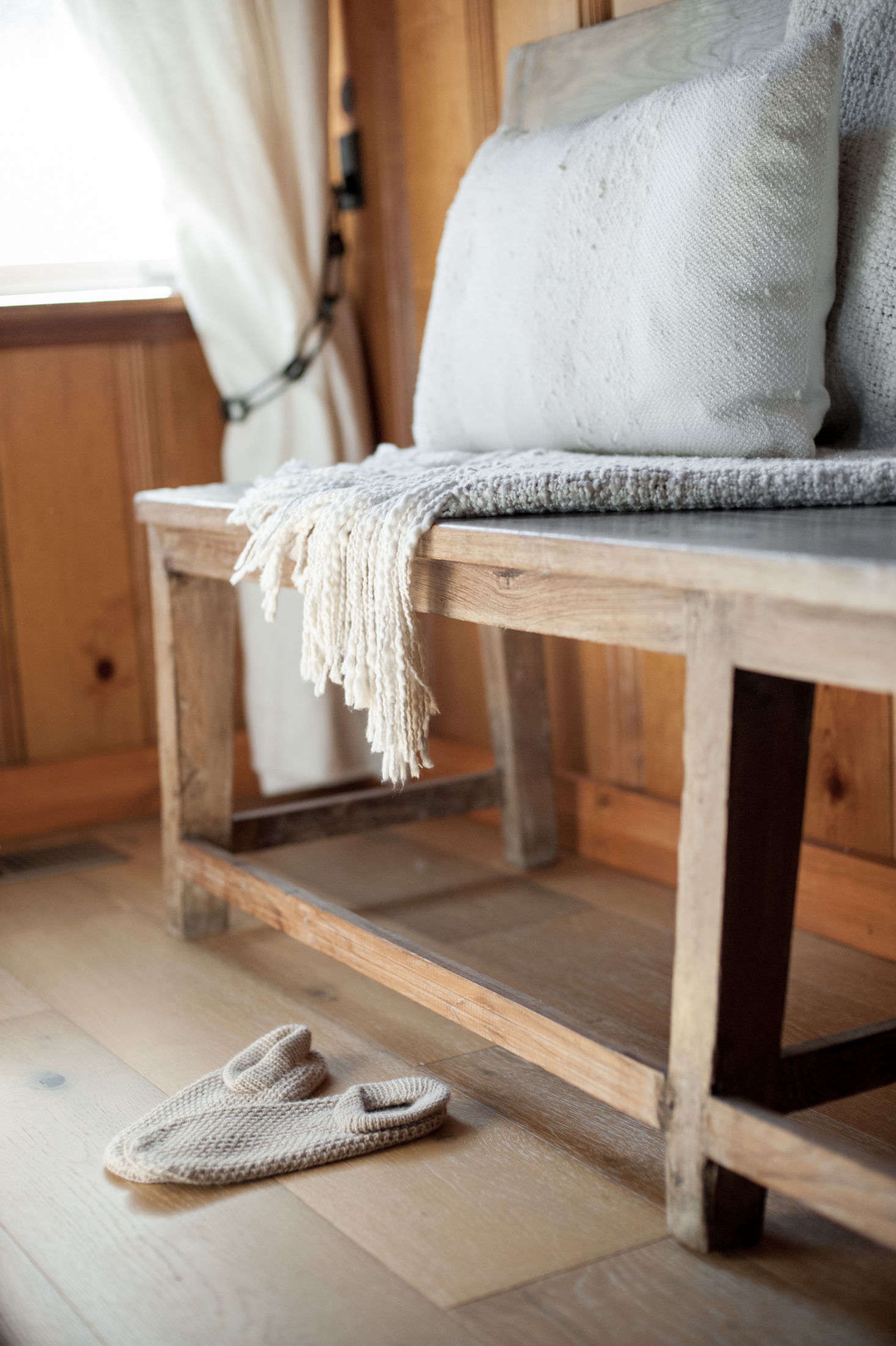 Lauren and Leanne found the room’s simple wooden bench at a sale at Mix Furniture on La Brea in LA. The tasseled alpaca blanket is Jenni Kayne’s Lightweight Throw; her West Hollywood boutique is situated right in front of Leanne’s salon.