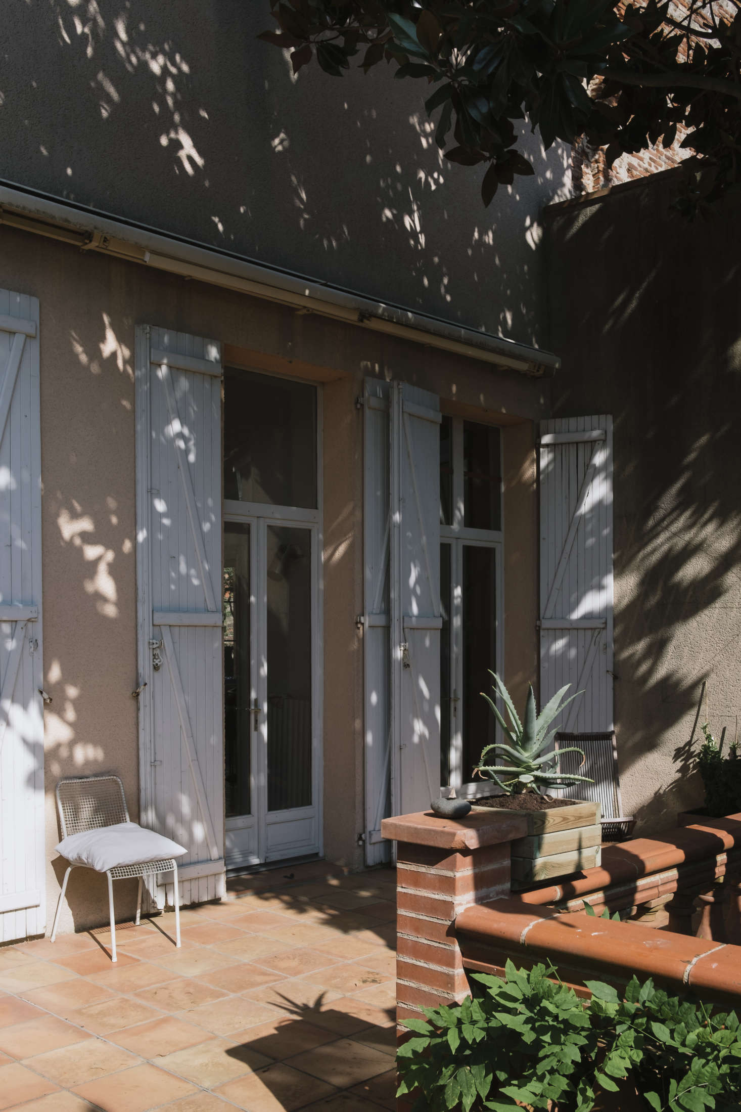 The entryway of the hôtel particulier, surrounded by terraces for eating outdoors.