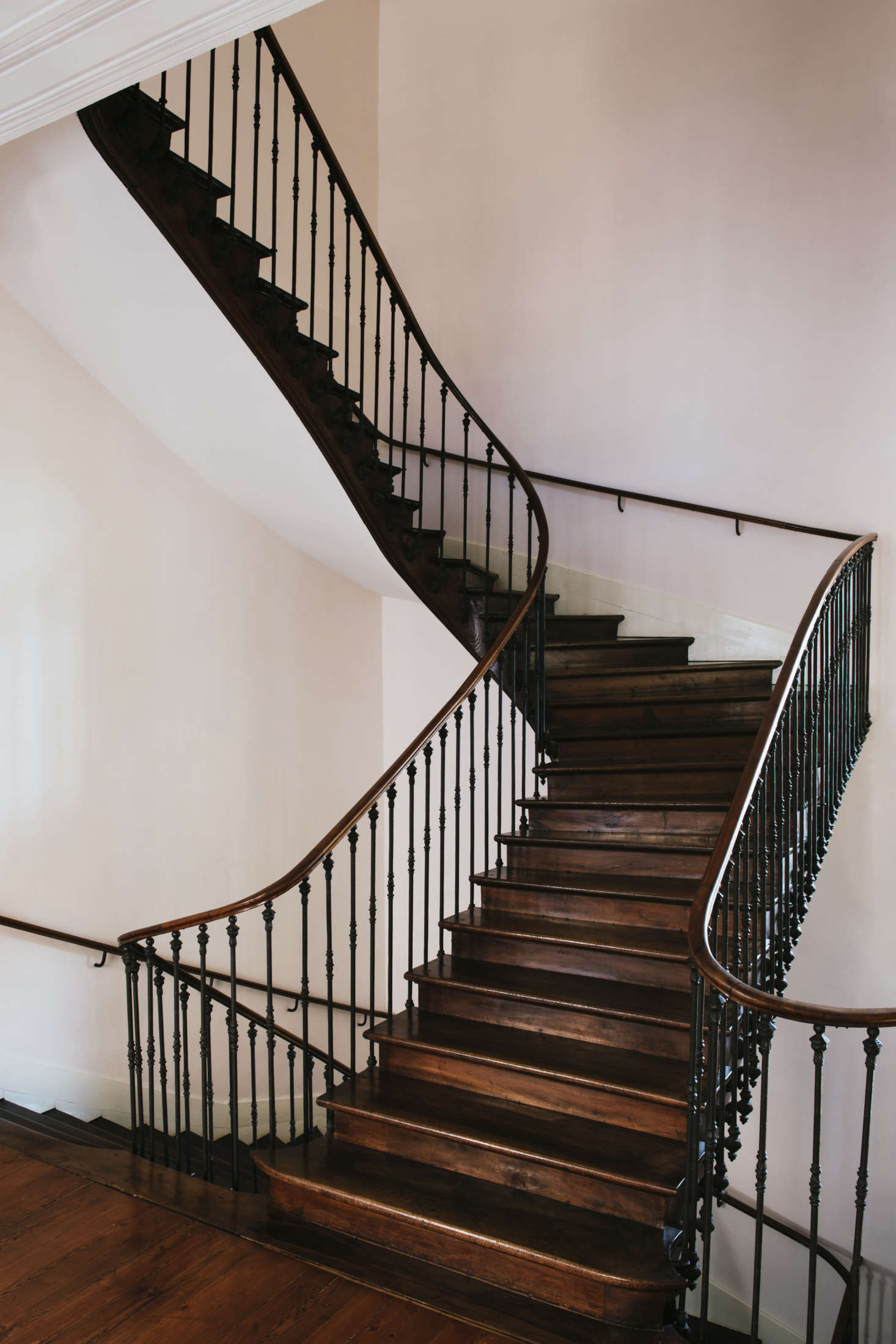 The original escalier remains intact.