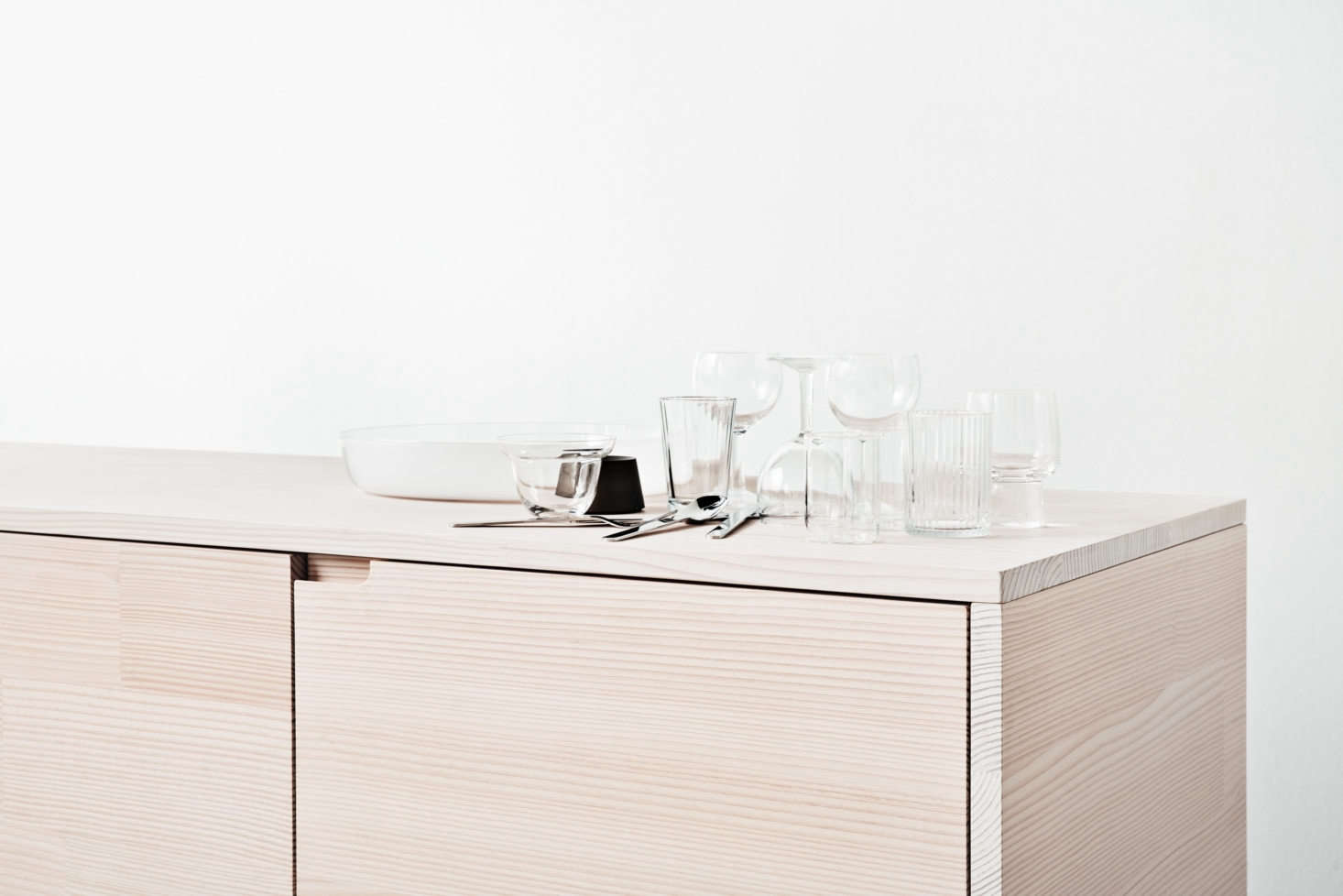 The drawer fronts have discreet integrated cut-out handles. (For more ideas, see Remodeling 101: Cutout Cabinet Pulls.)