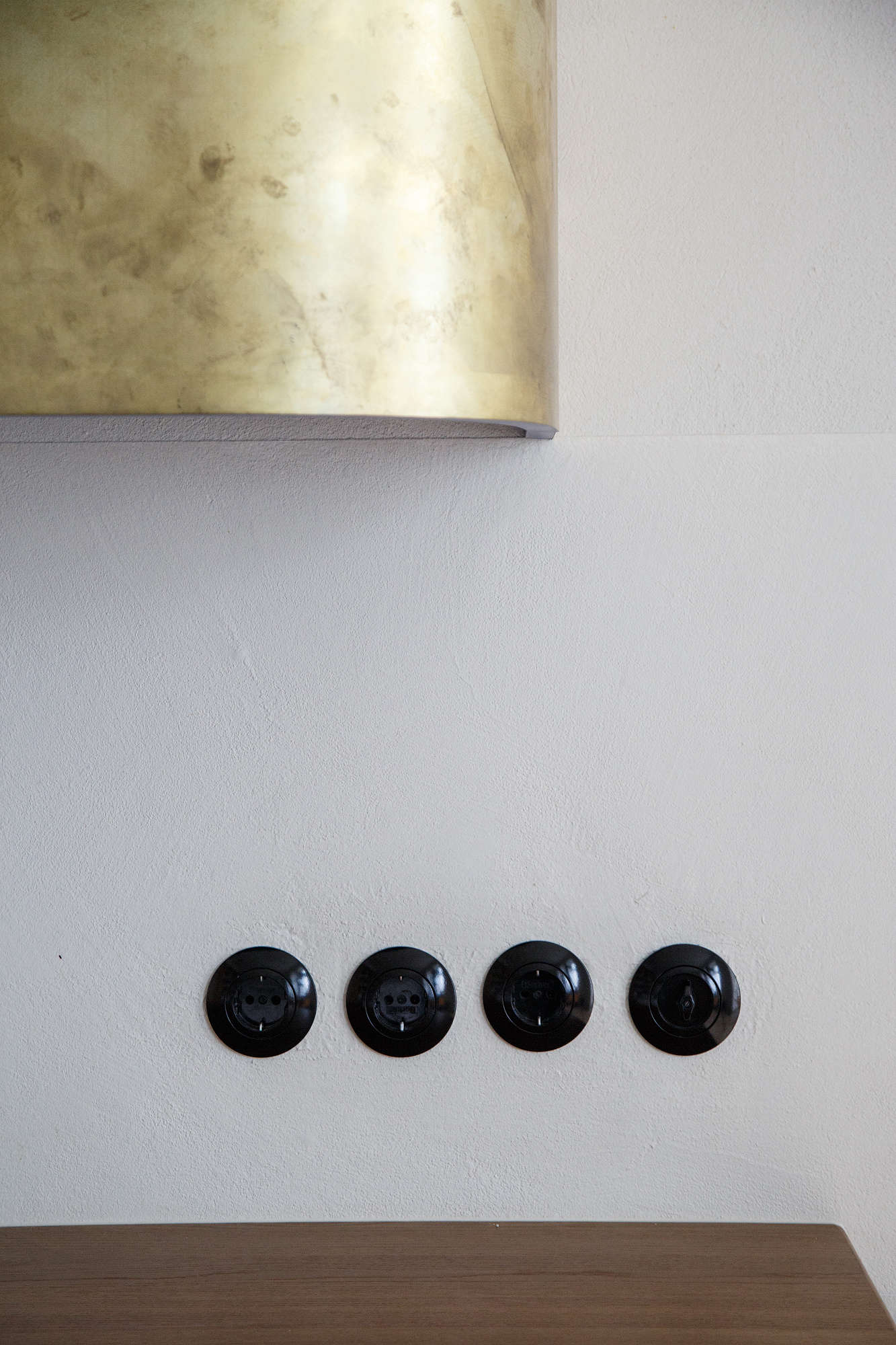 The black bakelite electrical outlets and light switches are from Berker of Germany’s Bauhaus-inspired Serie 1930 line.