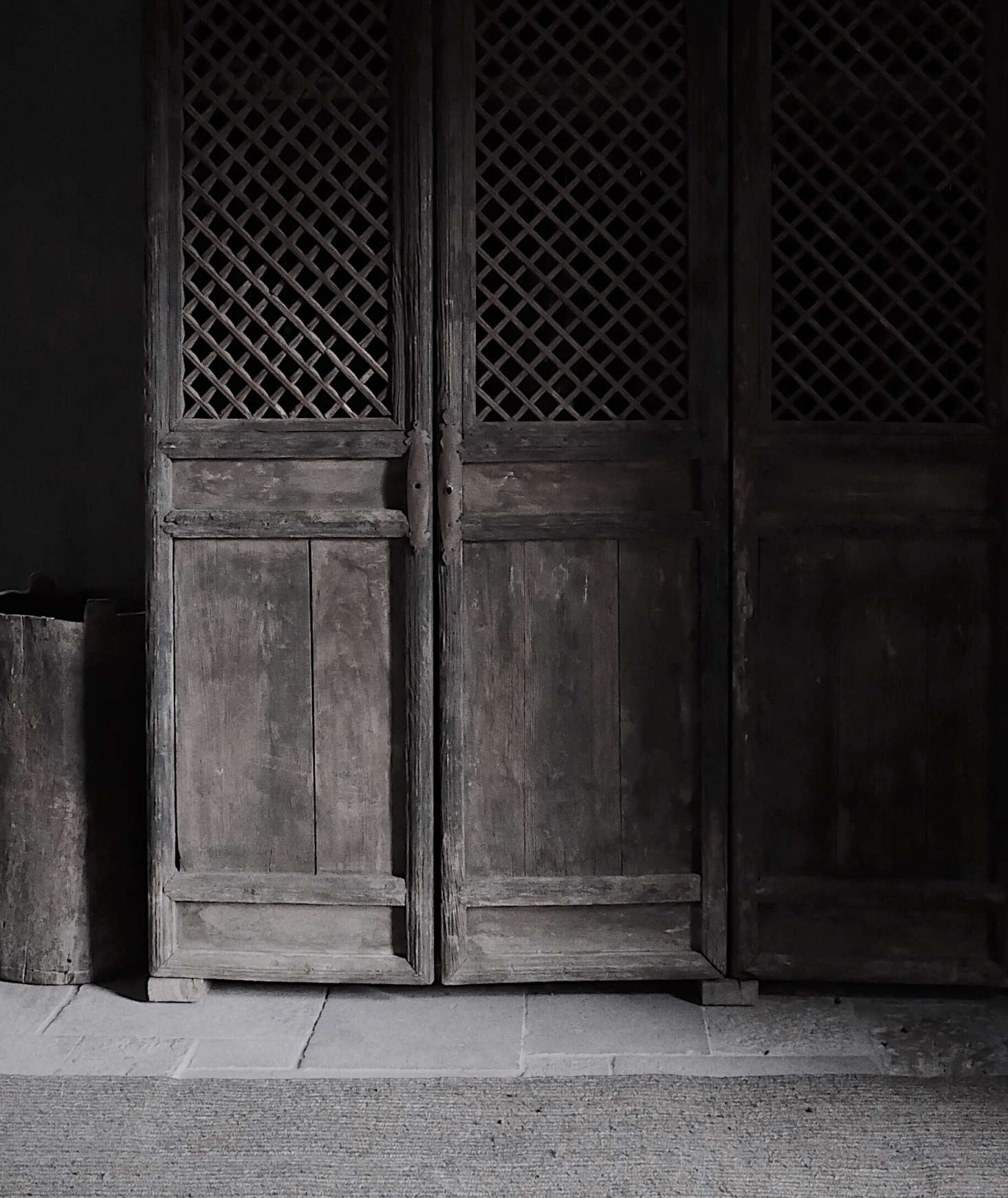 Antique Chinese doors found in an antiques shop in Antwerp were sent to Scotland to become a coat closet.