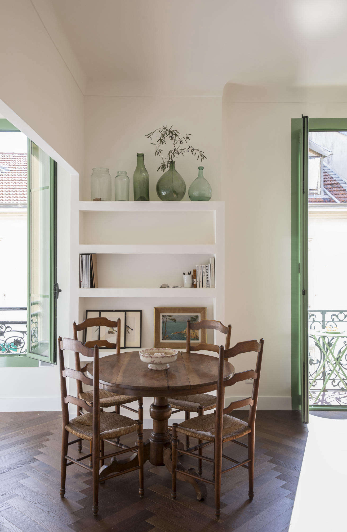 The dining table and chairs are from Open Troc in Nice.