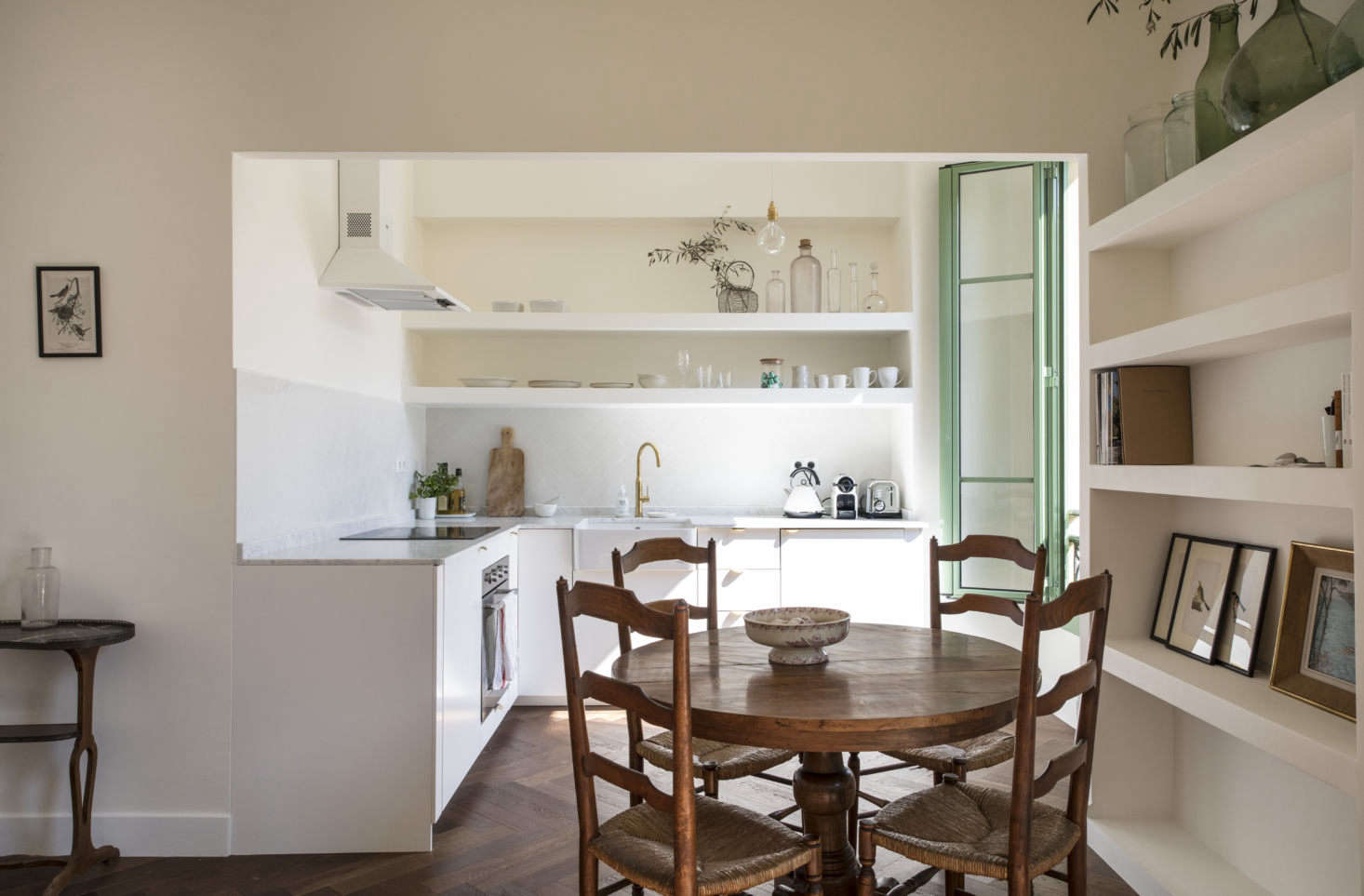 “My brother, who has renovated a few properties, advised that we remove the breakfast bar and open the room up, as he noticed there was so much lovely light coming through the window.”