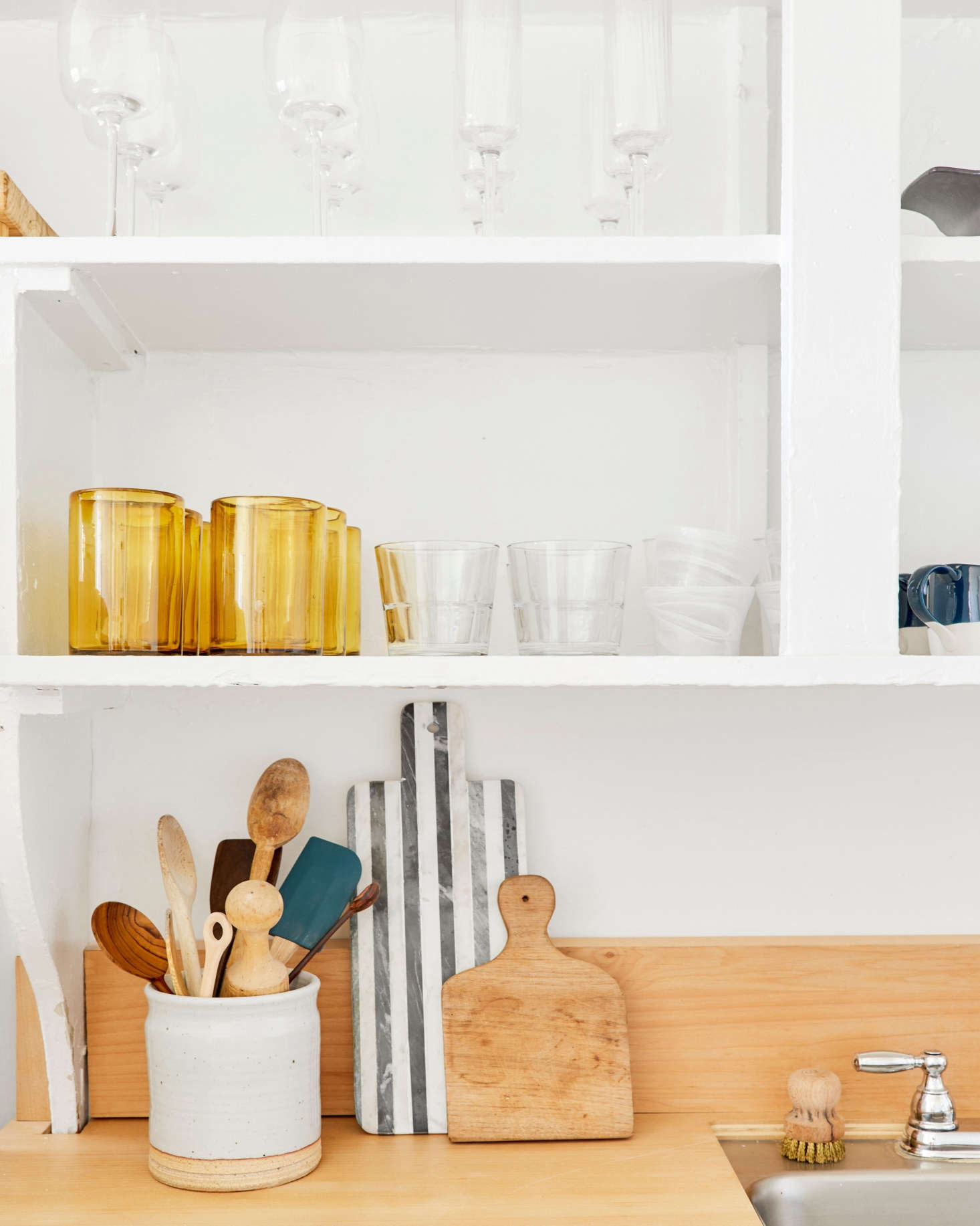 Jessica didn’t have to do much to the kitchen cabinets. “I just replaced the hardware on the lower cabinetry, but the uppers came that way! When I looked at the place for the first time, my heart stopped when I saw all the open shelving. In my head I thought it was the perfect excuse to buy only beautiful kitchenwares since they would be on display all day, every day,” she says.
