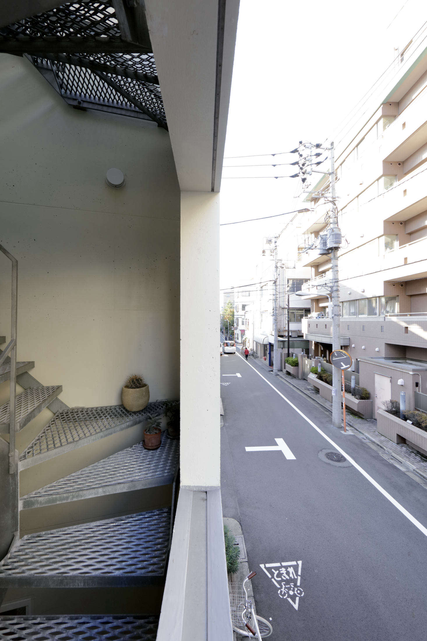 An urban take on indoor-outdoor living. The architects designed the semi-outdoor staircase to 