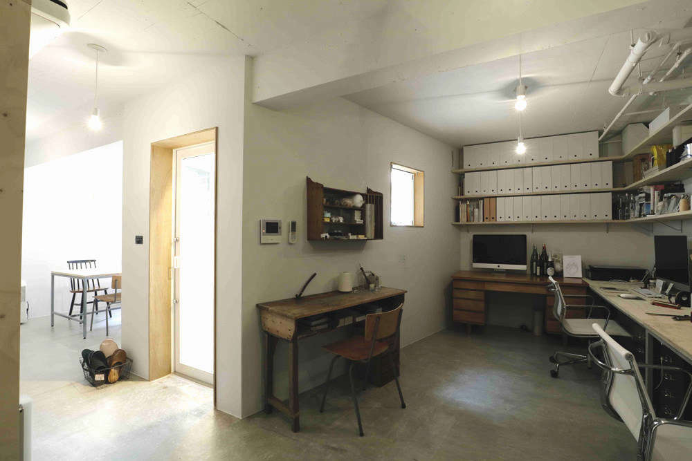 The light court divides the space in two: a work area and meeting room.