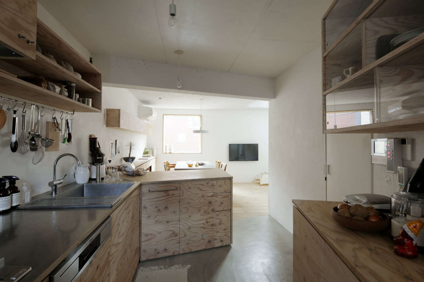 Mio requested a lot of kitchen storage, so the designers added a second bank of cabinets in the entry.