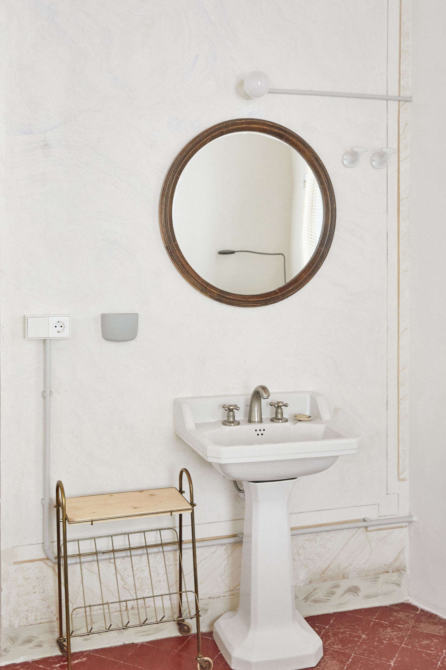 The original wall design remains in the bath, as do the terra cotta floor tiles which the owners tell us are impossible to replace: “very difficult to find, and the new ones are not alike.”